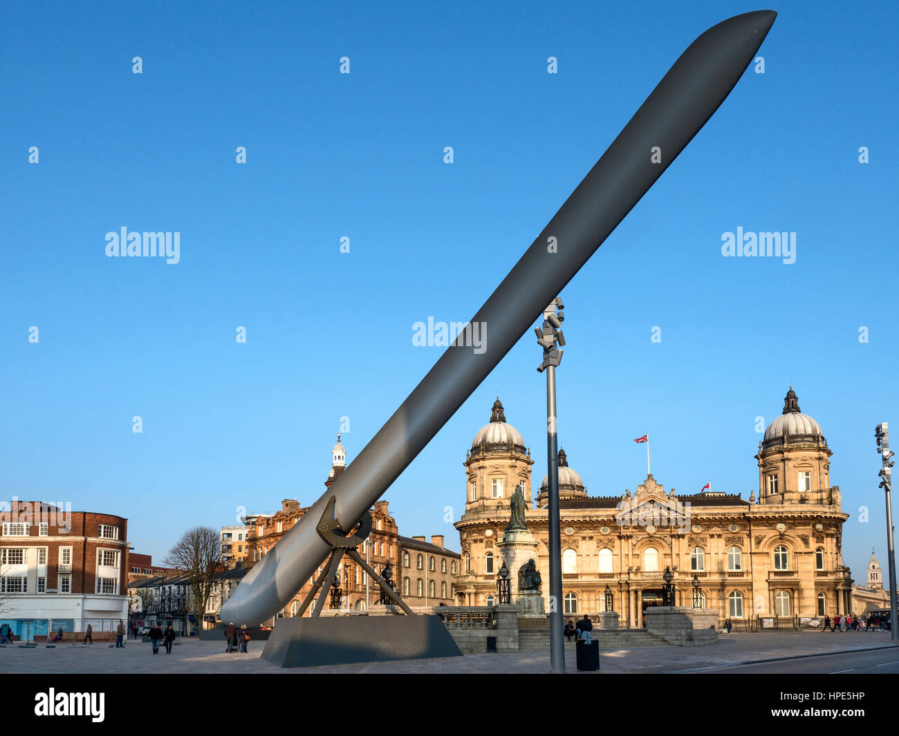 Scultura di lama nella parte anteriore del museo marittimo in Queen Victoria Square per Hull UK Città della cultura 2017 Hull Yorkshire Inghilterra Foto Stock