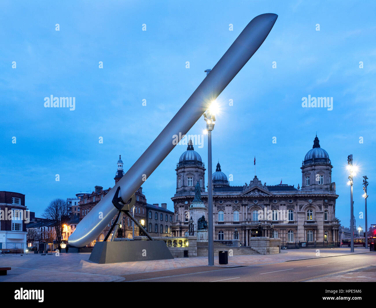 Scultura di lama nella parte anteriore del museo marittimo in Queen Victoria Square per Hull UK Città della cultura 2017 Hull Yorkshire Inghilterra Foto Stock