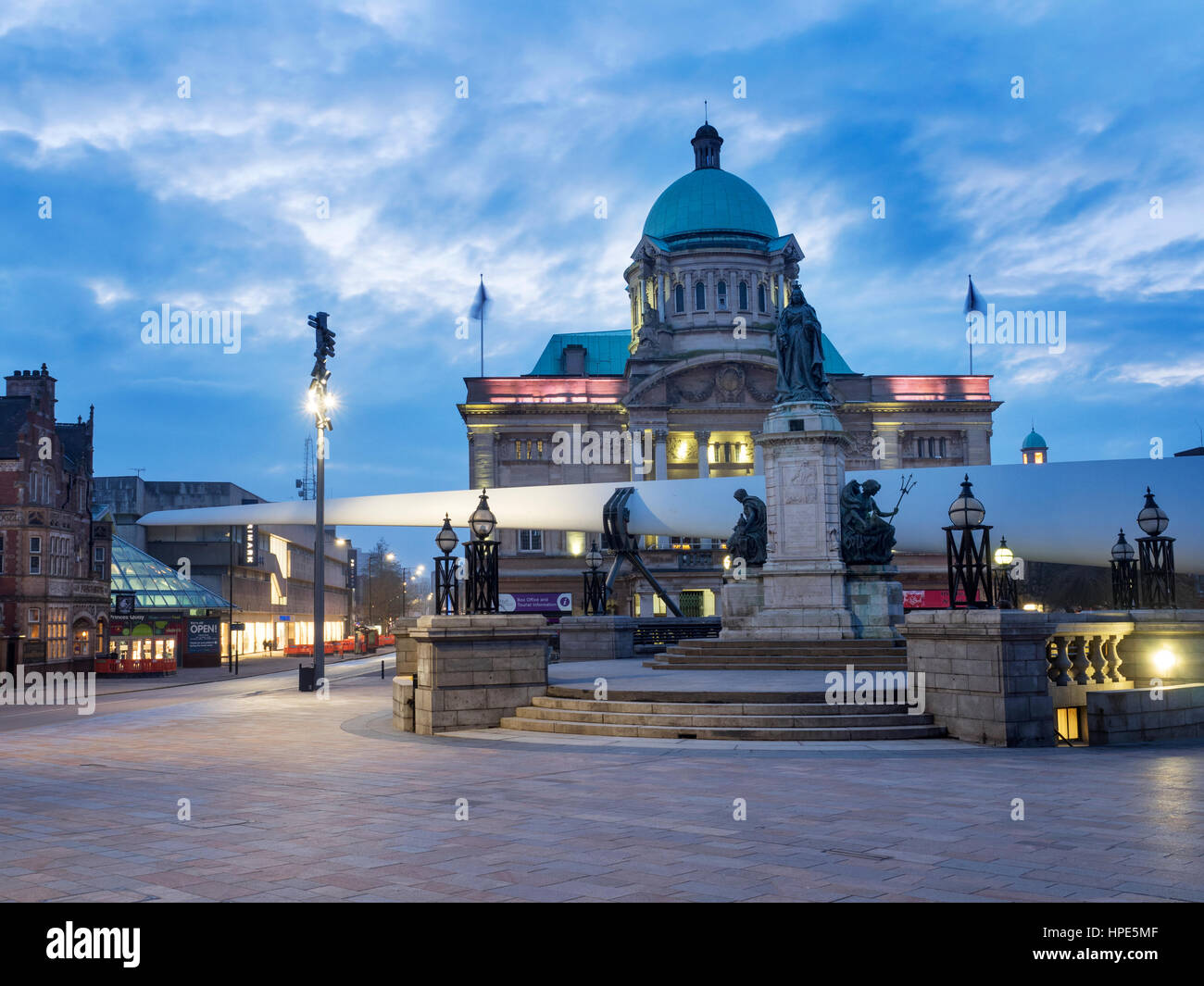 Scultura di lama nella parte anteriore del Hull City Hall di Queen Victoria Square per Hull UK Città della cultura 2017 Hull Yorkshire Inghilterra Foto Stock