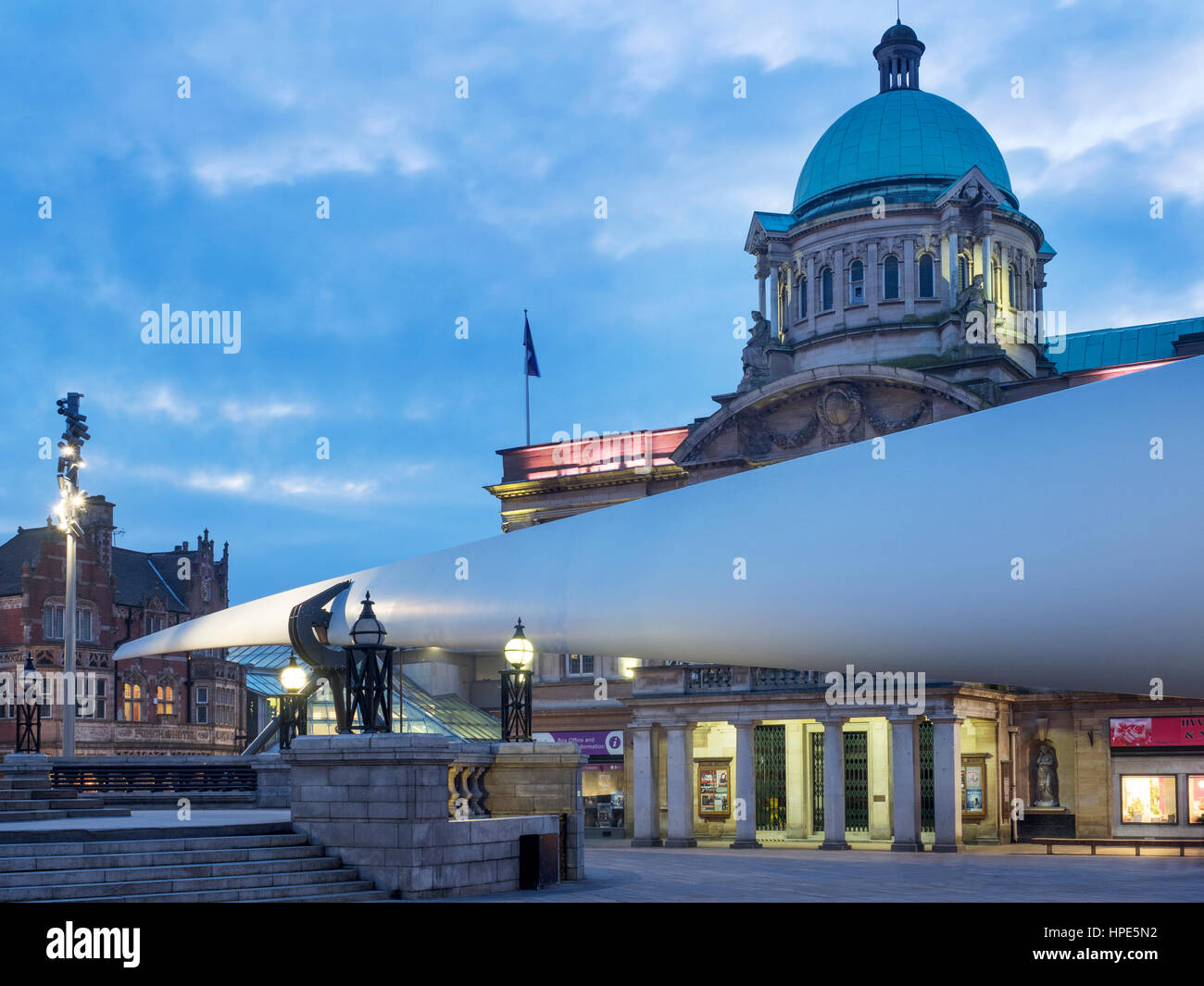 Scultura di lama nella parte anteriore del Hull City Hall di Queen Victoria Square per Hull UK Città della cultura 2017 Hull Yorkshire Inghilterra Foto Stock