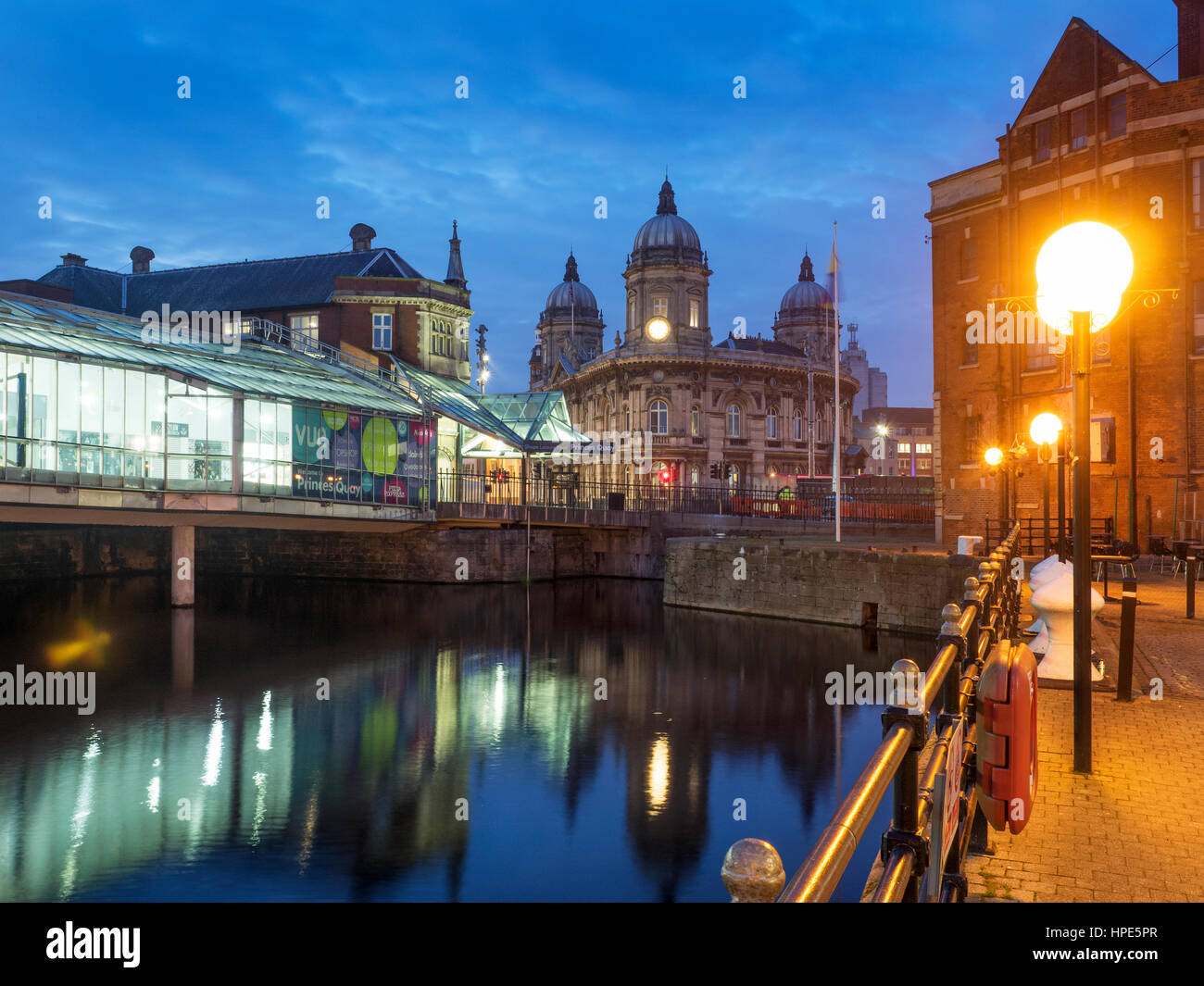 Vista verso il Museo Marittimo da Princes Quay al crepuscolo in Hull Yorkshire Inghilterra Foto Stock
