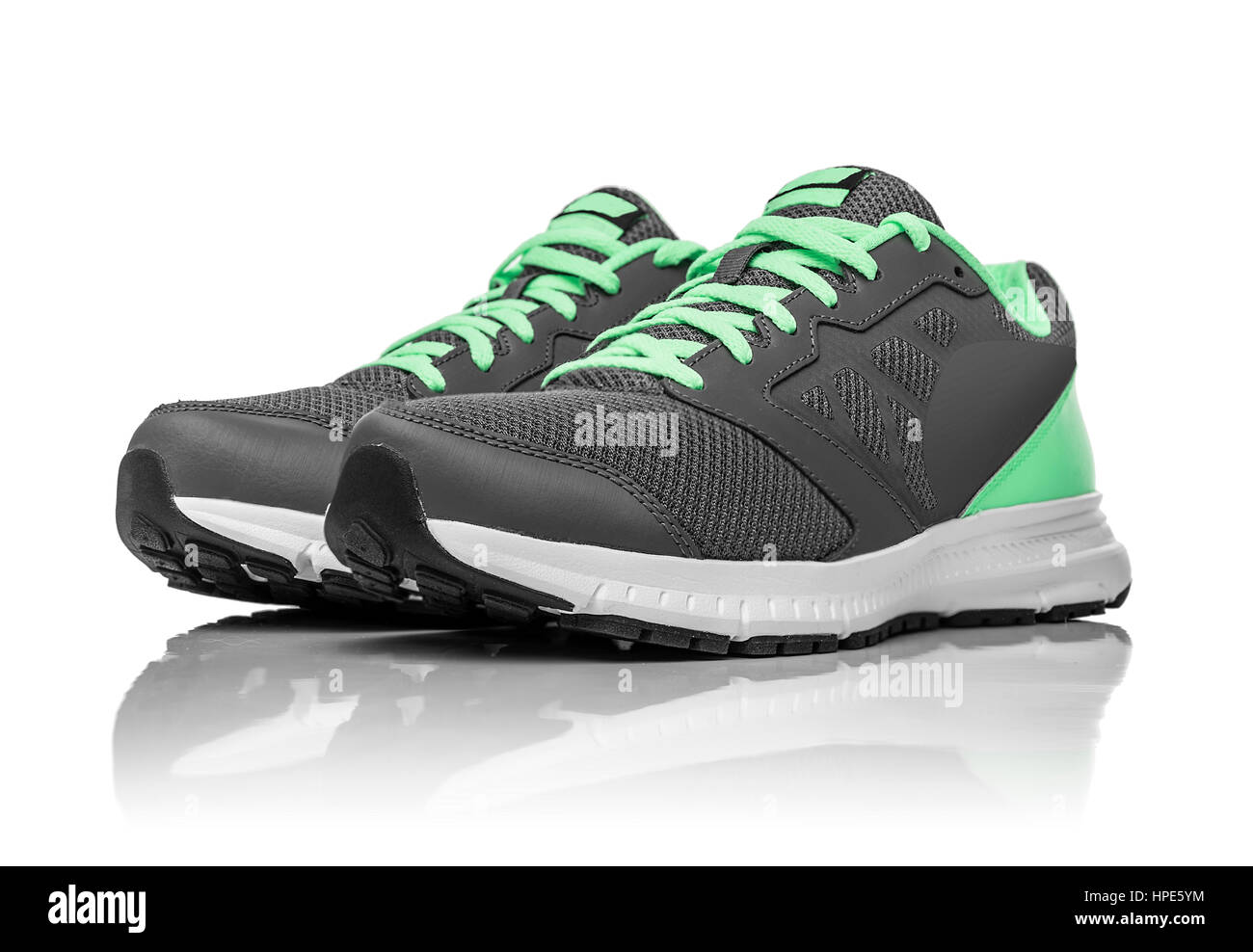 Senza marchio sneakers moderno isolato su uno sfondo bianco. Lime o verde sneakers. Foto Stock