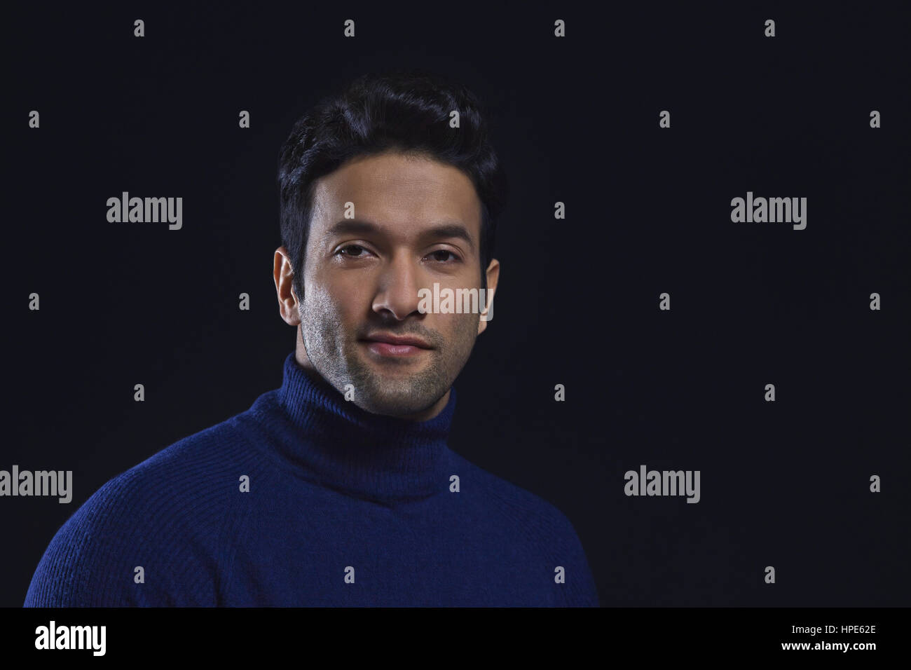 Ritratto di un uomo sorridente indossando il colore blu collo polo t-shirt Foto Stock