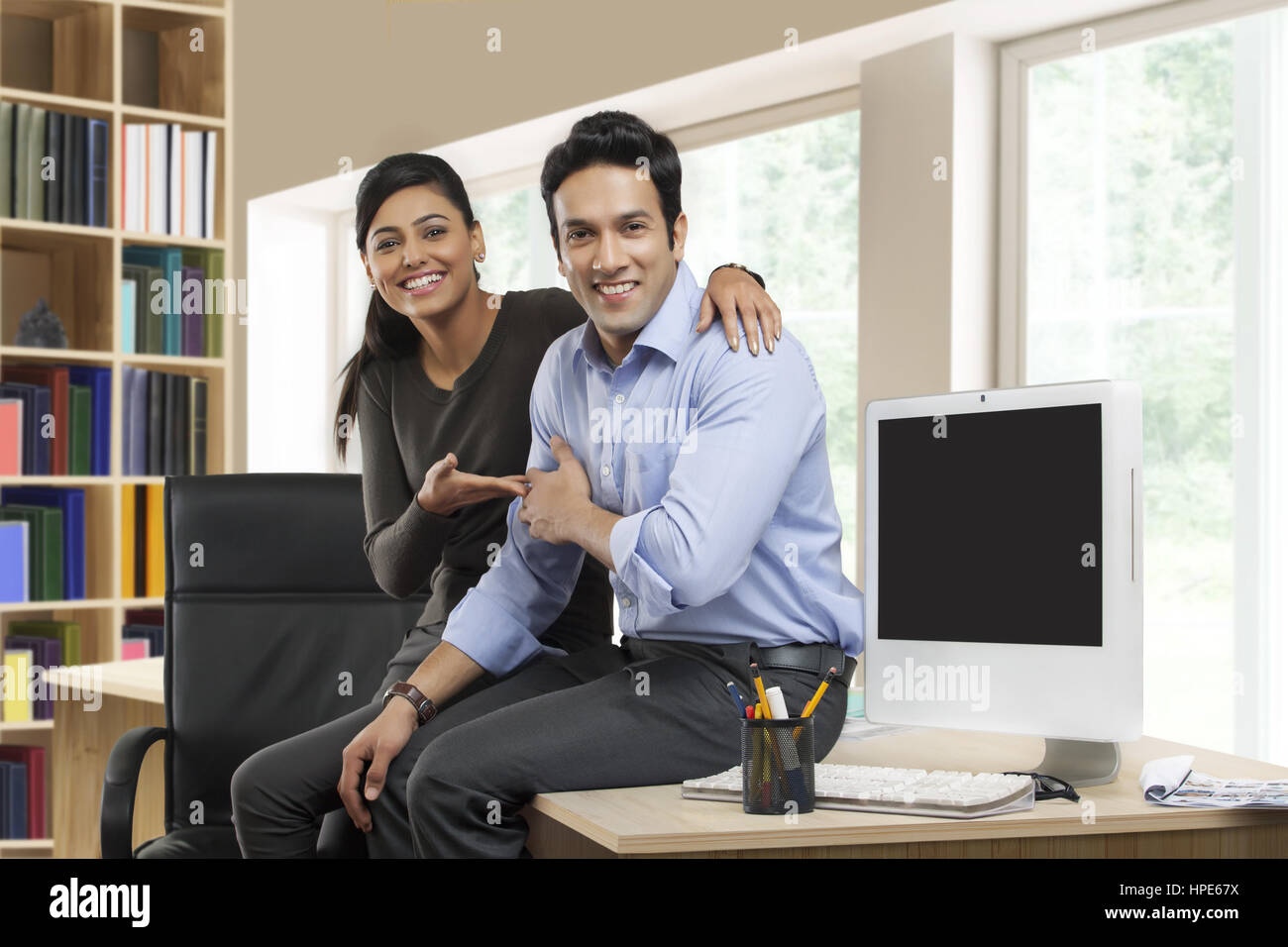 Imprenditore sorridente e imprenditrice in office Foto Stock