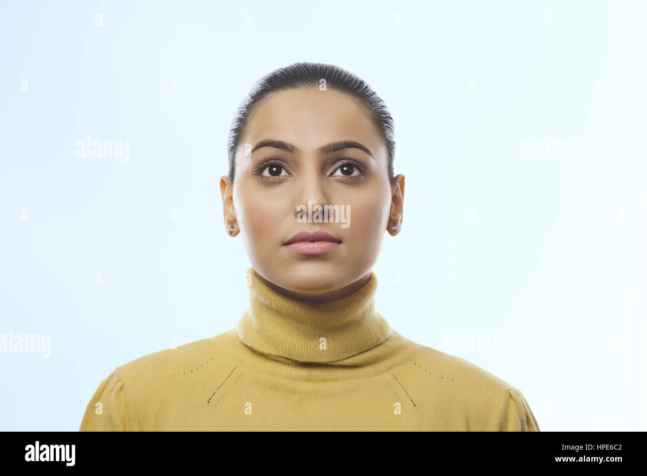 Ritratto di bella donna che guarda verso l'alto Foto Stock