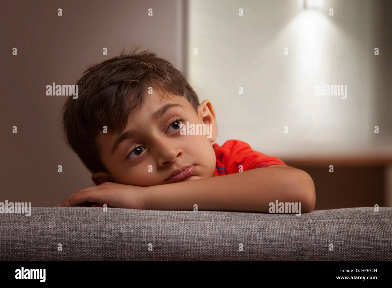 Ritratto di ragazzo appoggiata sul divano Foto Stock