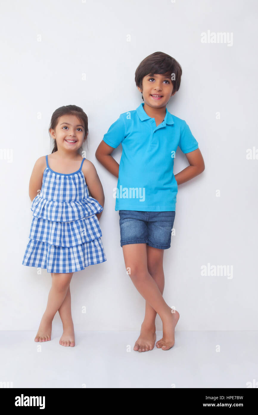 Fratello e Sorella in piedi insieme sorridente Foto Stock