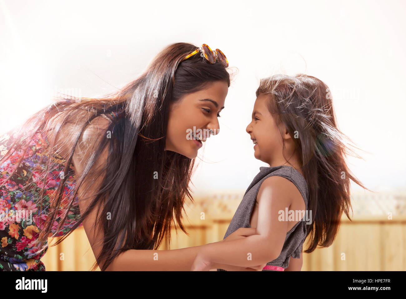 Ritratto di Madre e figlia sorridente Foto Stock
