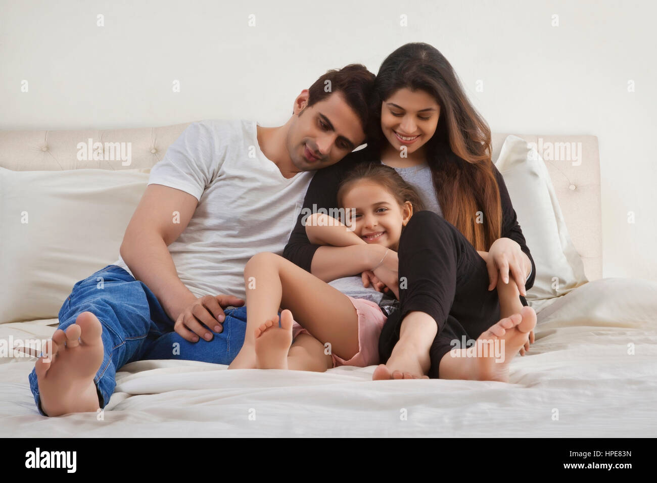 I genitori con la figlia in camera da letto Foto Stock