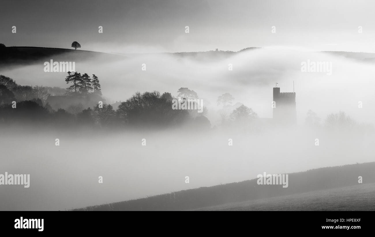 Andane di nebbia un combe o valle contenente il villaggio di Dunsford nella valle Teign,Cob e paglia imbiancato,Parco Nazionale di Dartmoor,ondulate Foto Stock