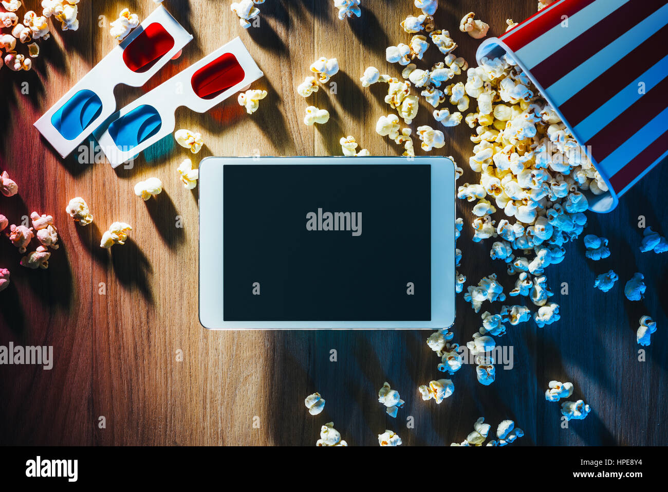 Blank digitale compressa, popcorn, occhiali 3D e filmina cinema e film online il concetto di streaming Foto Stock