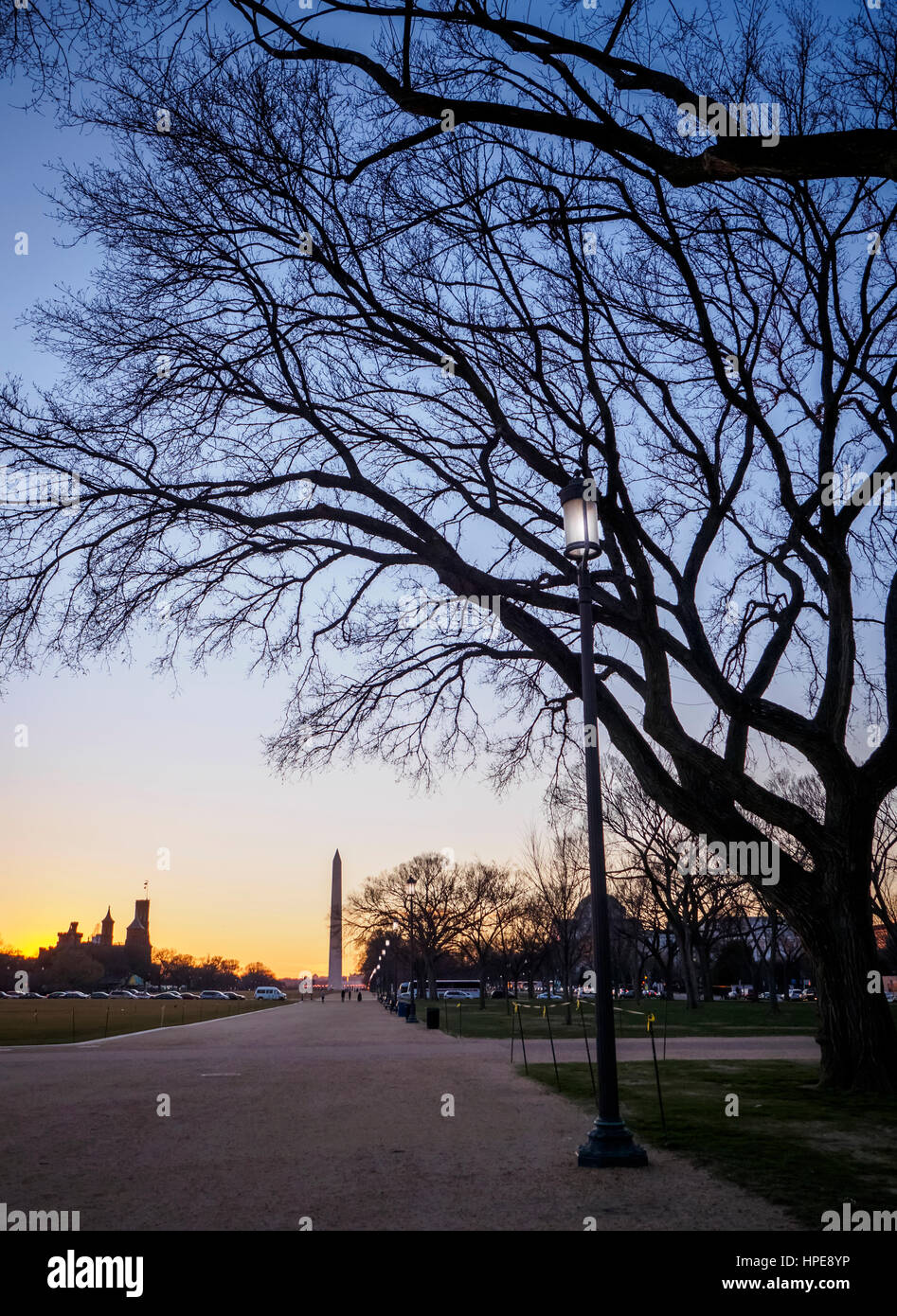 Monumento Nazionale, Washington DC con un autunno magnifico tramonto che mostra anche il traffico in background Foto Stock