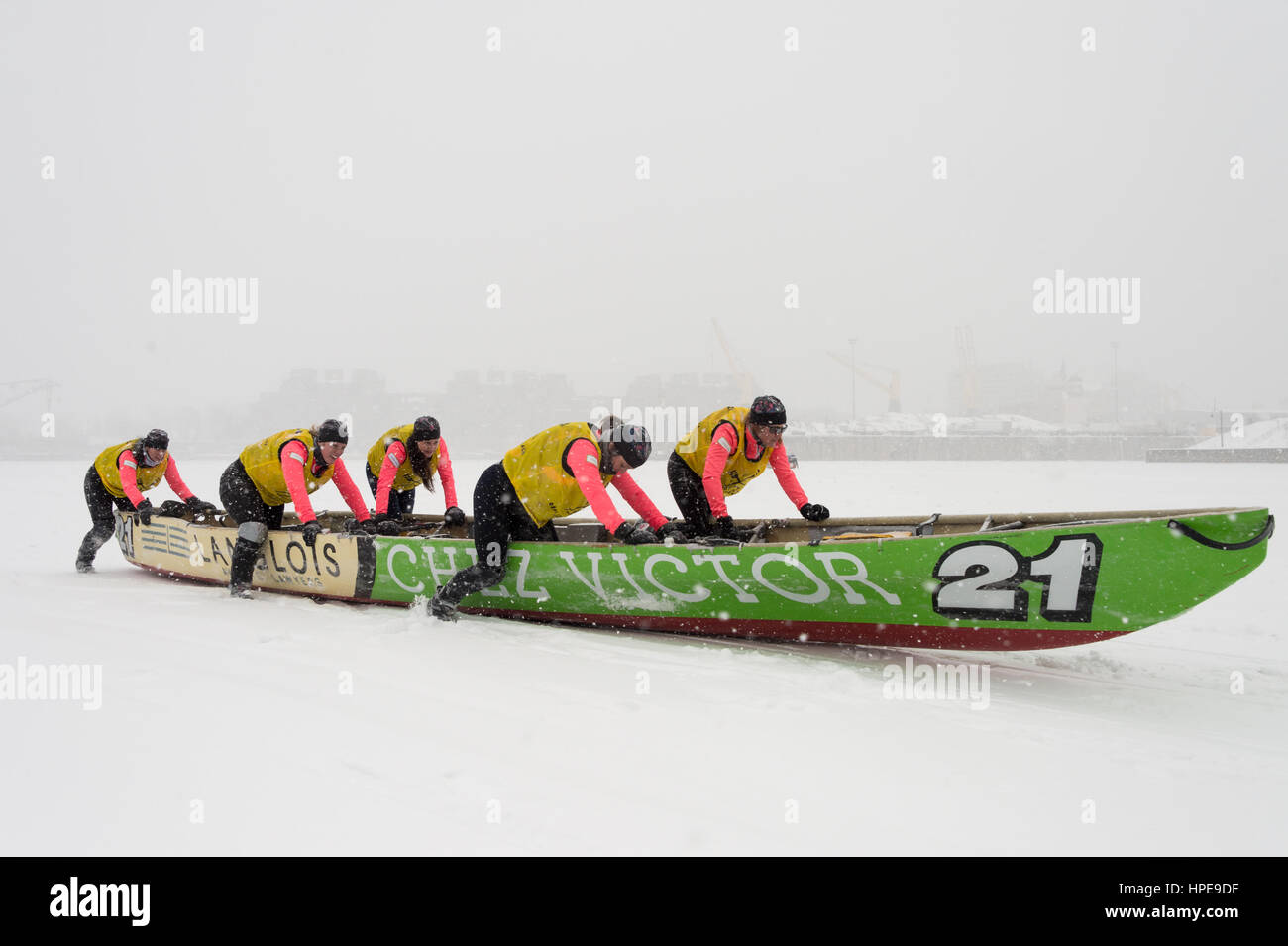 MONTREAL, CA - 12 Febbraio 2017: Montreal ghiaccio sfida in canoa sul fiume St-Lawrence. Foto Stock