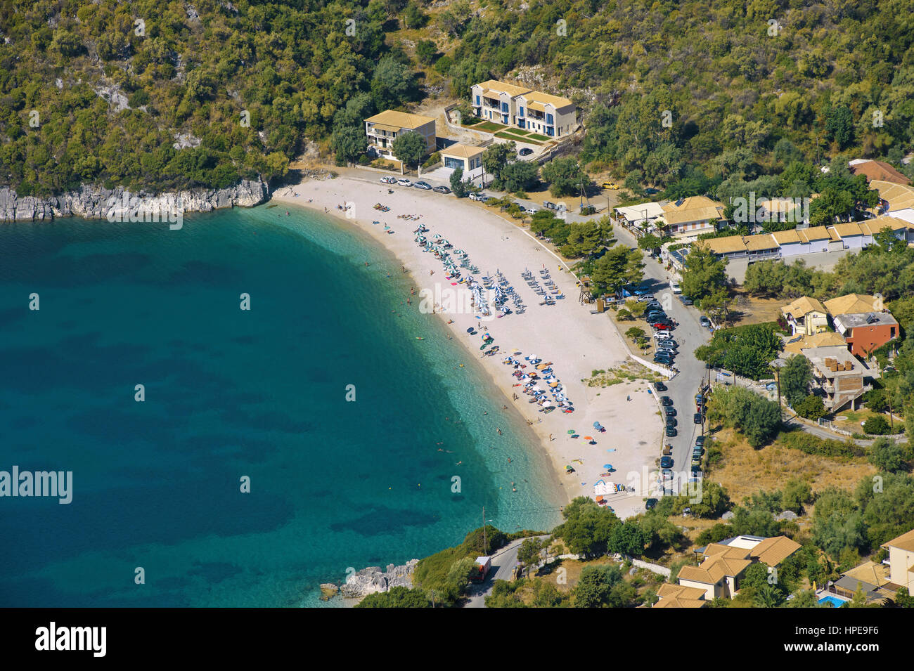 Mikros Gialos Bay, la spiaggia e il resort vicino al villaggio di Poros a  Lefkada isola situata nel Mar Ionio, Grecia Foto stock - Alamy