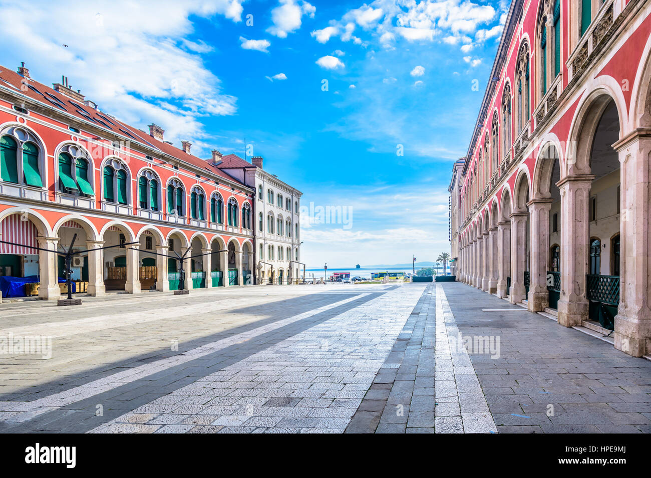 Il marmo colorato in piazza della vecchia città romana Split, croato viaggiare e visitare luoghi di interesse turistico. Foto Stock