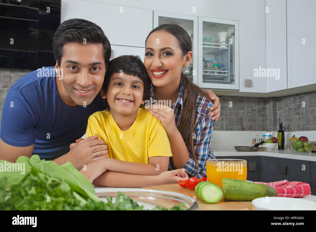 Ritratto di genitori con figlio in cucina Foto Stock