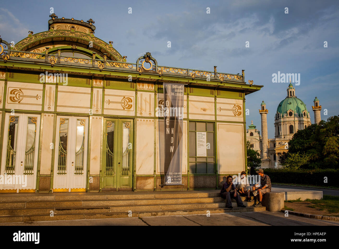 Art Nouveau,stazione della metropolitana di Karlsplatz, 1899, da Otto Wagner e Karlskirche,Vienna, Austria, Europa Foto Stock