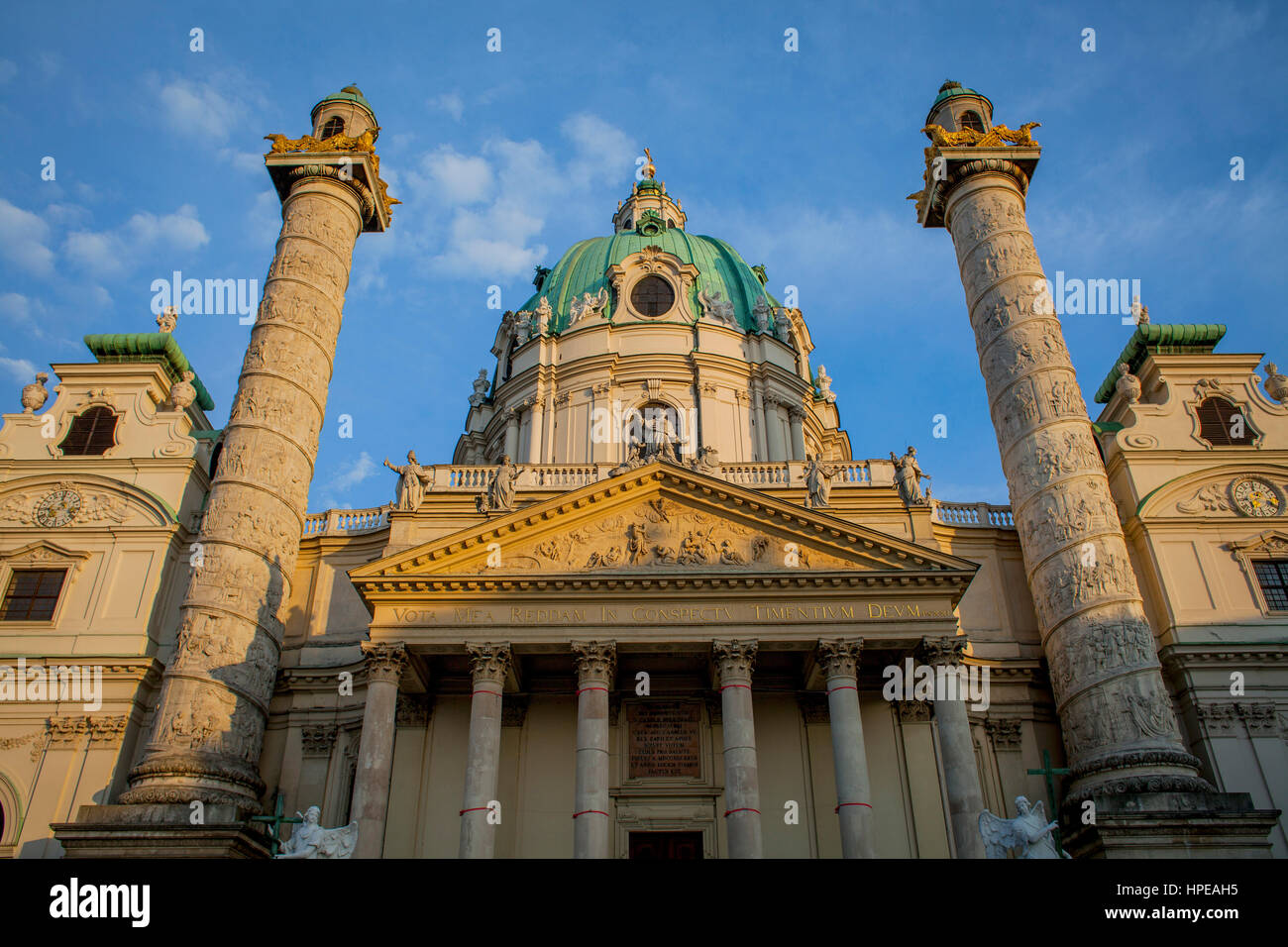 Karlskirche, San Carlo Borromeo chiesa da Fischer von Erlach in Karlsplatz, Vienna, Austria, Europa Foto Stock