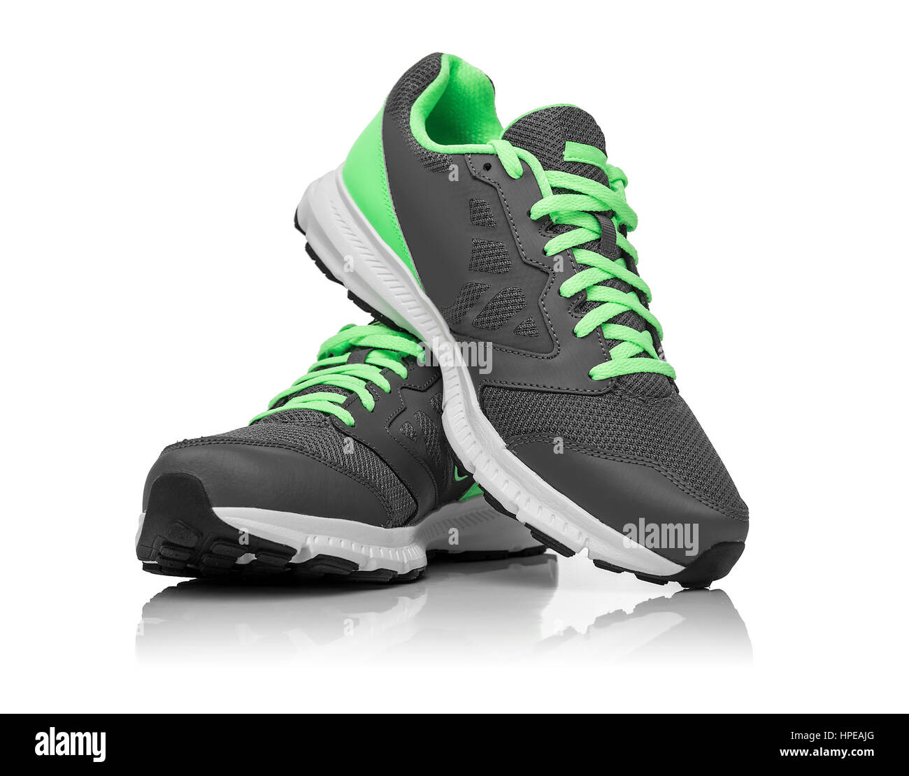 Senza marchio sneakers moderno isolato su uno sfondo bianco. Lime o verde sneakers. Foto Stock
