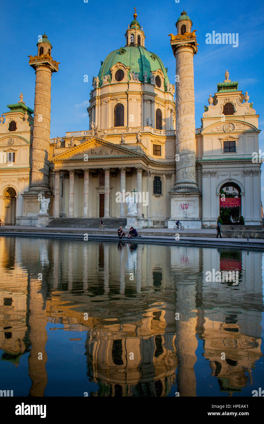 Karlskirche, San Carlo Borromeo chiesa da Fischer von Erlach in Karlsplatz, Vienna, Austria, Europa Foto Stock