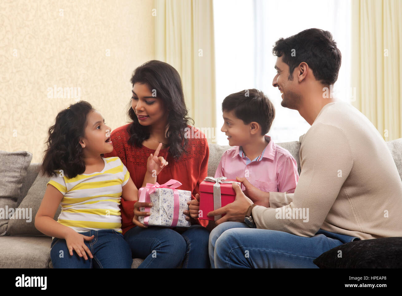 La famiglia felice di quattro titolari di una confezione regalo Foto Stock