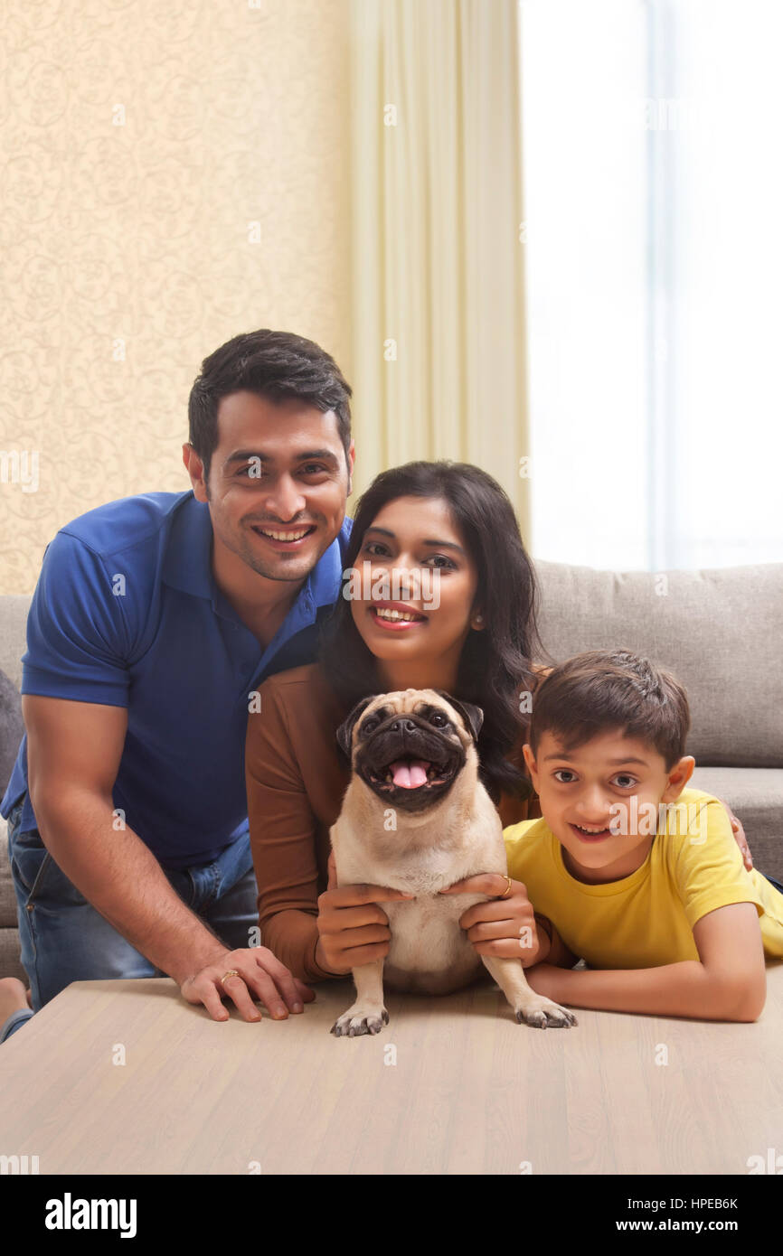 Ritratto di famiglia sorridente con il figlio e pug Foto Stock