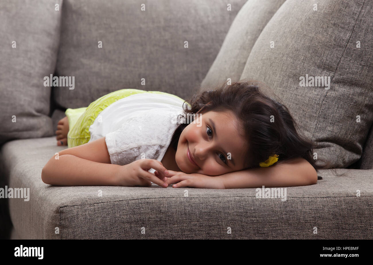 Bambina è rilassante sul divano Foto Stock