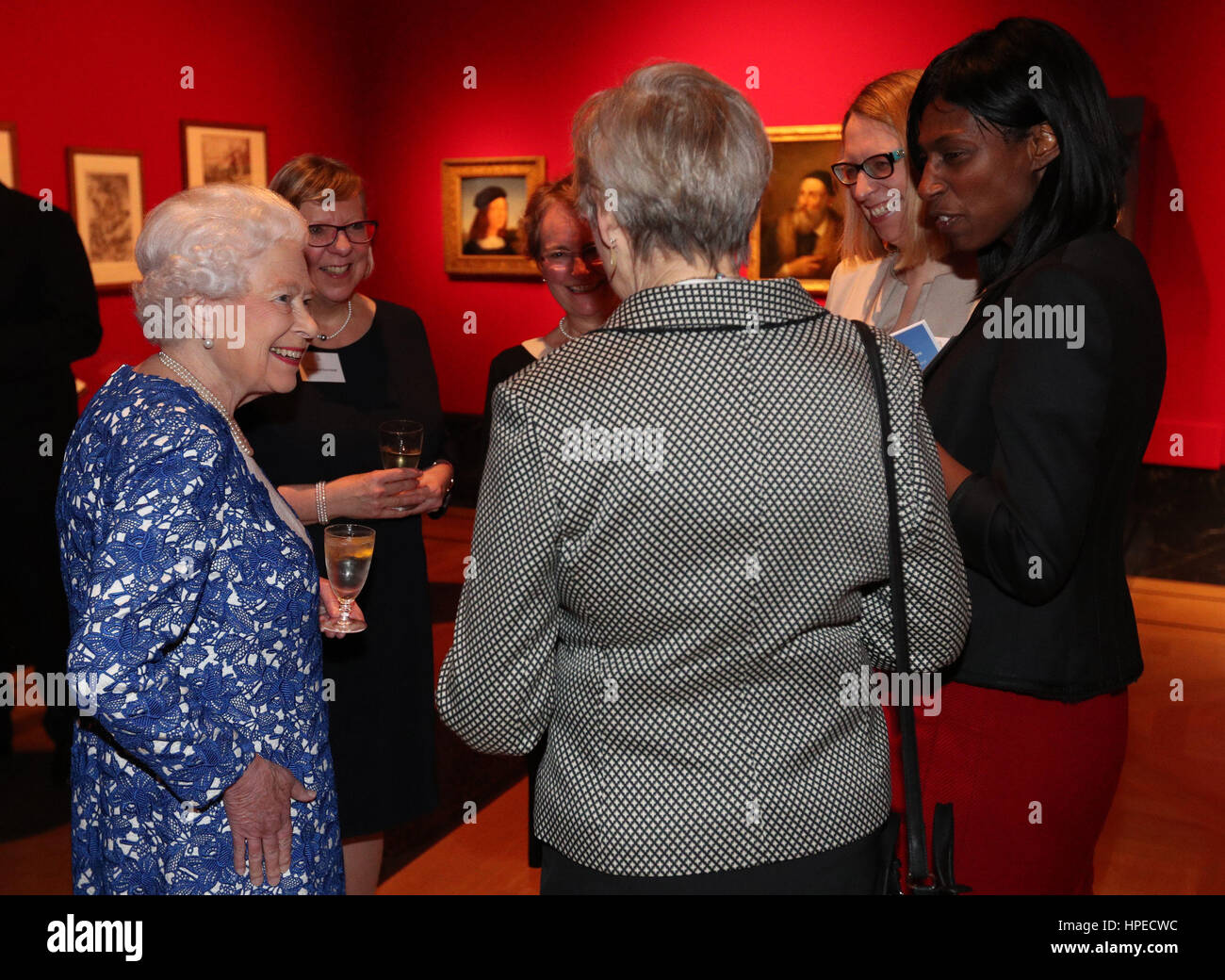 La regina Elisabetta II parla agli ospiti come ella assiste un ricevimento per femmina segretari permanenti presso la Queen's Gallery di Londra. Foto Stock