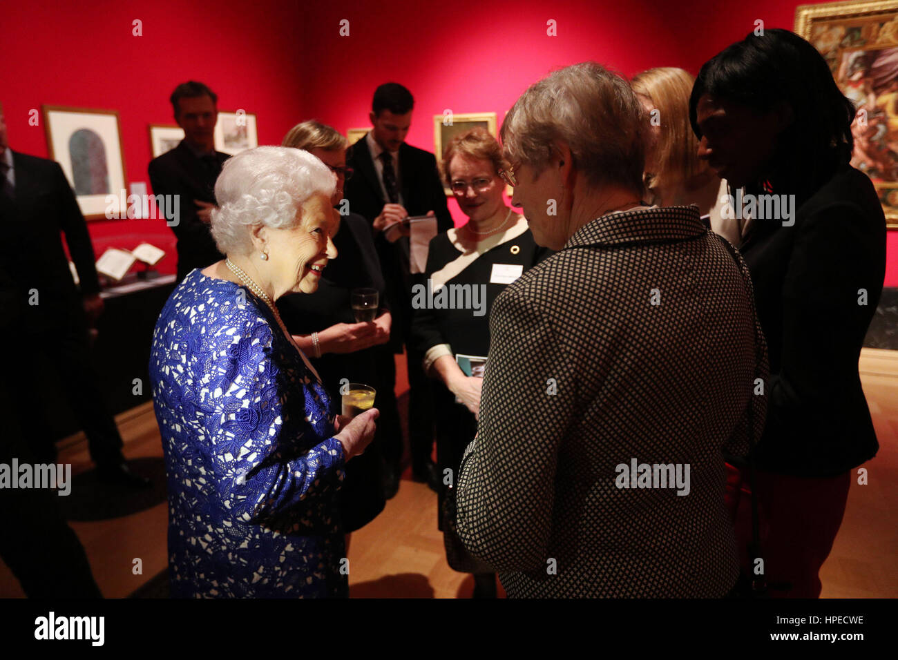 La regina Elisabetta II parla agli ospiti come ella assiste un ricevimento per femmina segretari permanenti presso la Queen's Gallery di Londra. Foto Stock