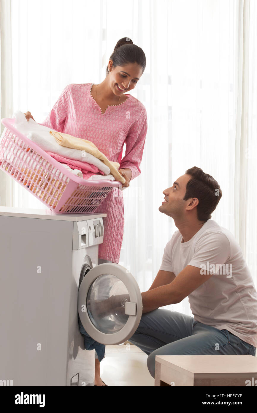 Coppia giovane facendo servizio lavanderia Foto Stock