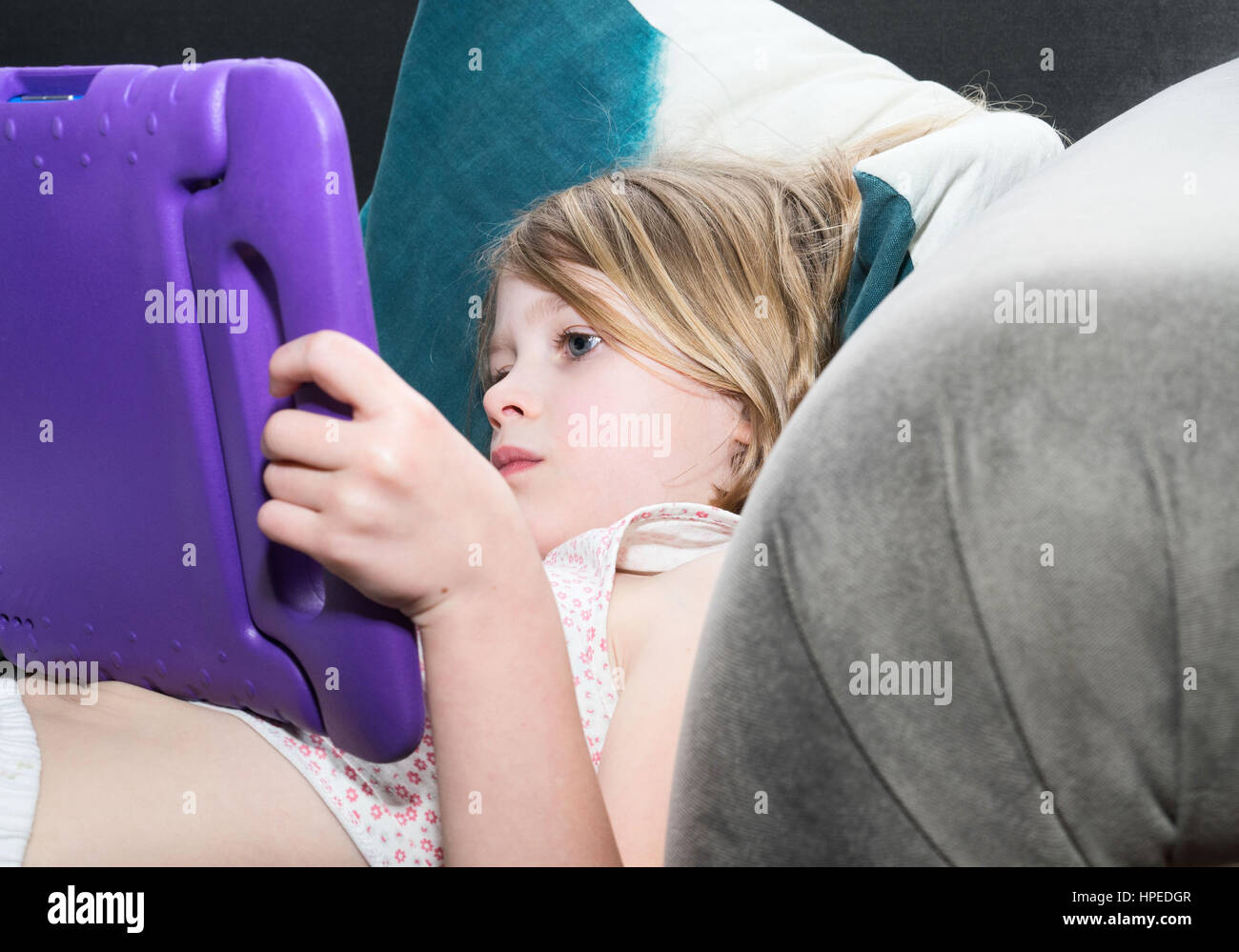 Ragazza sul tablet a casa Foto Stock