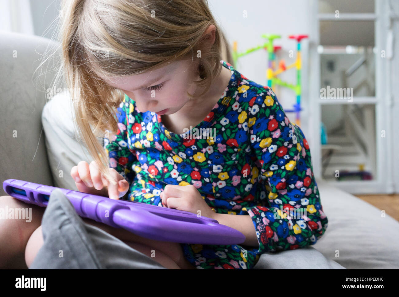Ragazza sul tablet a casa Foto Stock