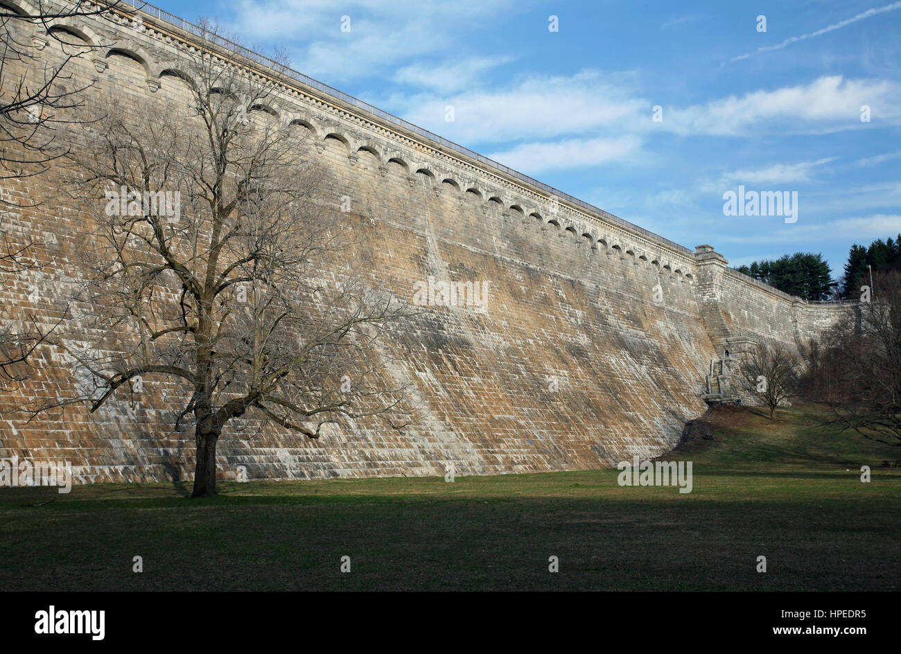 Un serbatoio grande diga situata in Valhalla, NY. Foto Stock