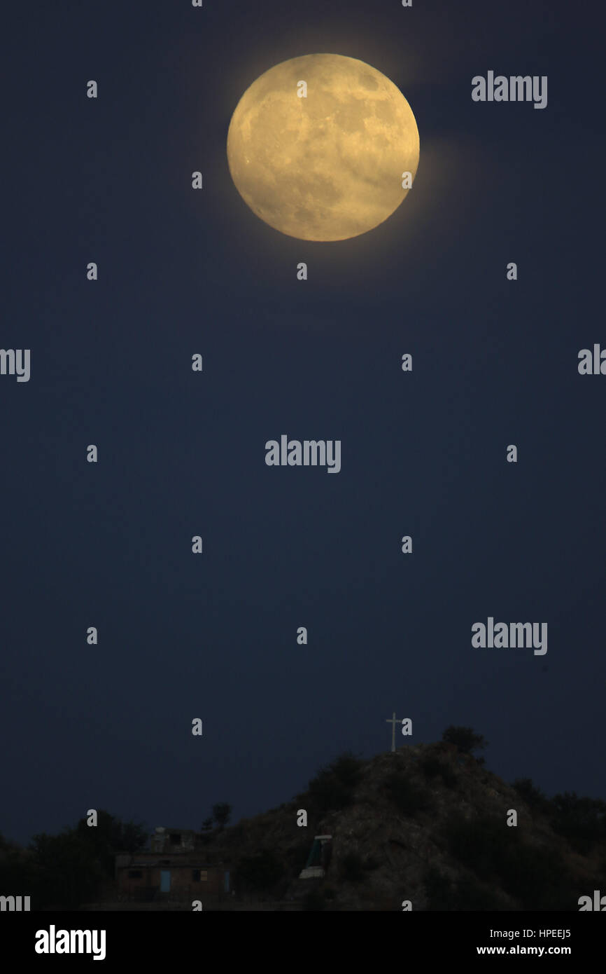 La luna piena poteva essere vista oggi prima di anocecer sul cielo ad est della città di Hermosillo, sonora. La Luna è l'unico satellite naturale della terra Foto Stock