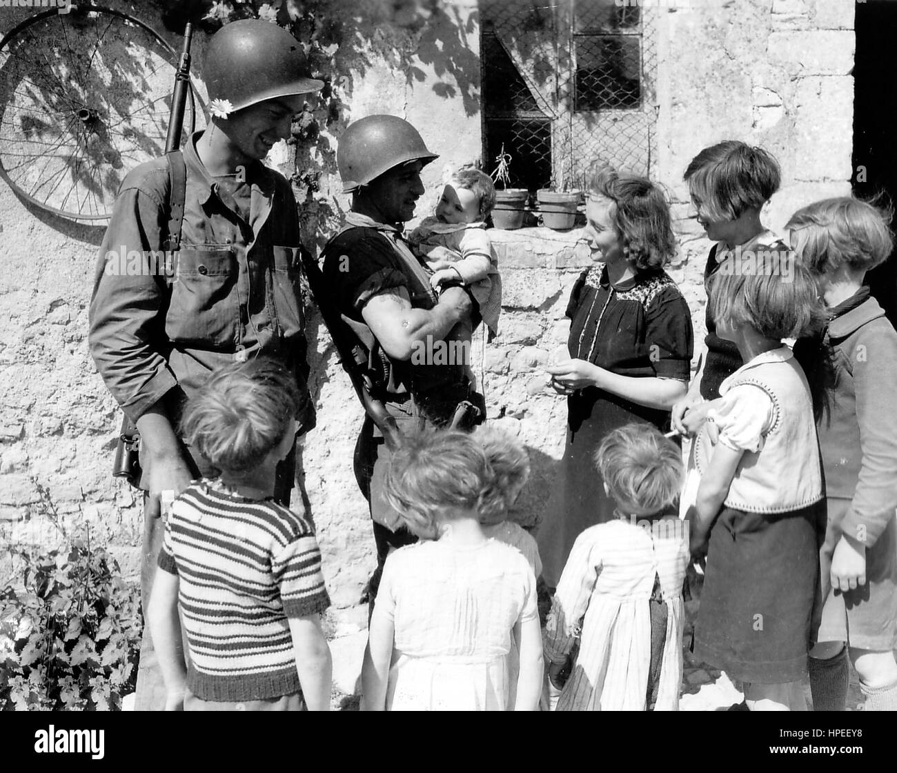 La Normandia, Francia, giugno 1944. La popolazione francese celebra la liberazione, la II Guerra Mondiale Foto Stock