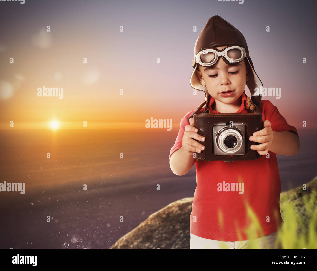 Baby fotografare con una fotocamera vintage il paesaggio Foto Stock