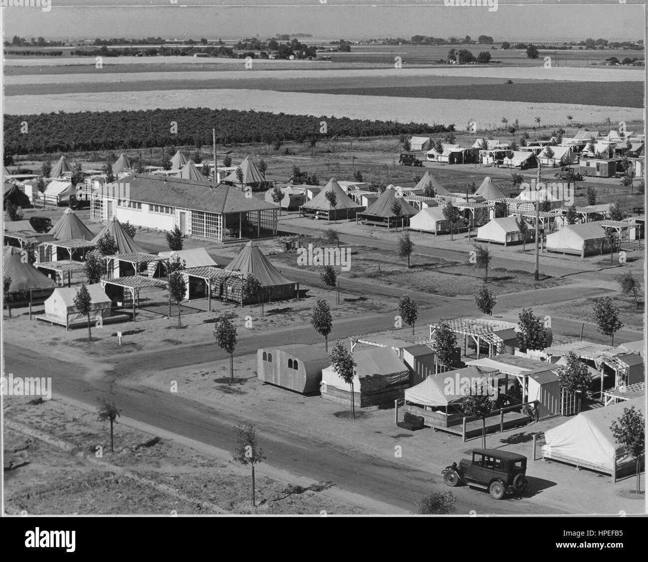Fotografia di tende e strutture che compongono la fattoria Shafter labour camp, Kern County, California, Giugno 1939. Immagine cortesia Dorothea Lange/US National Archives. Foto Stock