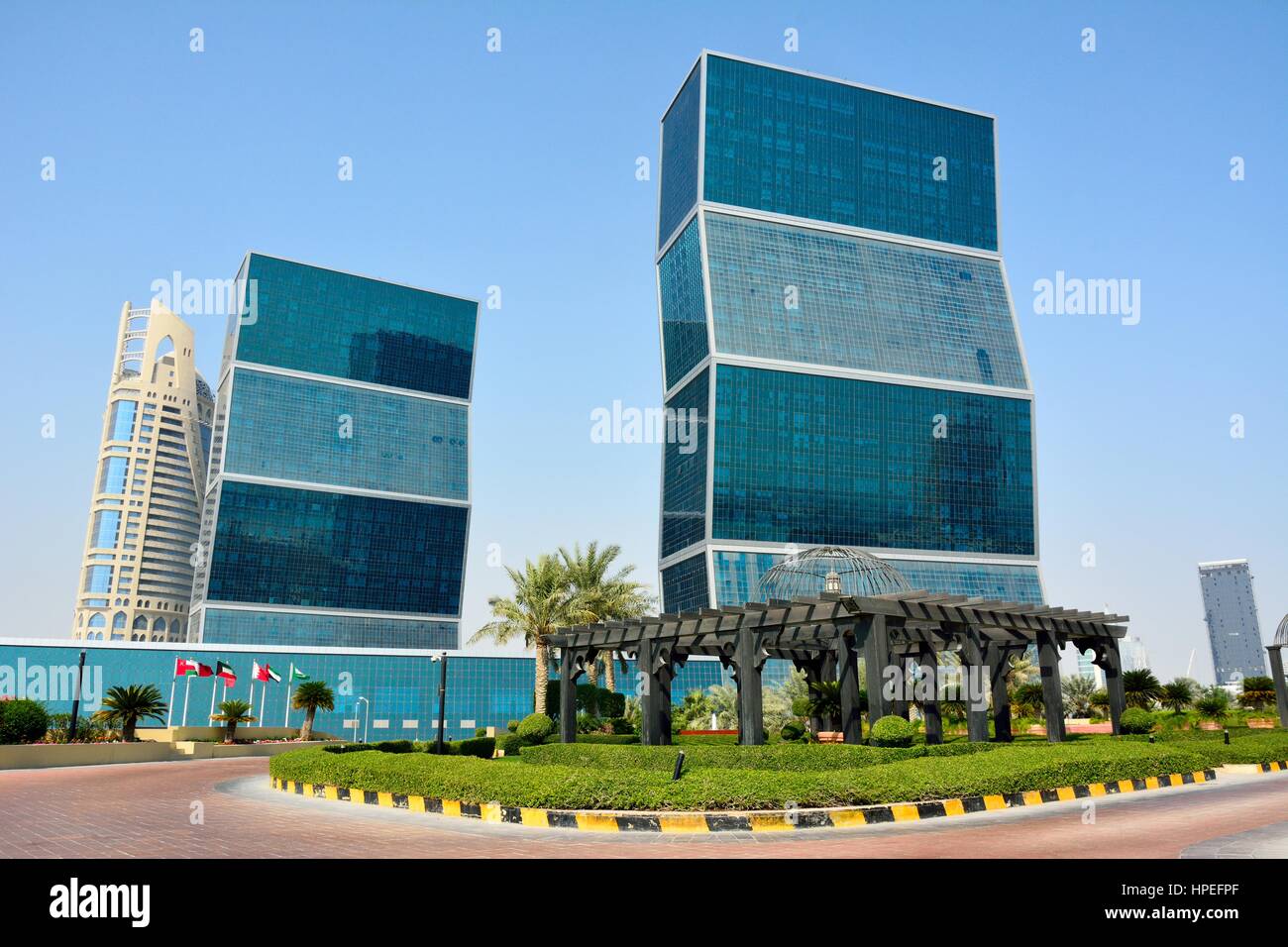 Doha, Qatar - 2 novembre 2016. Curva grattacieli residenziali in West Bay Lagoon a Doha, in Qatar. Foto Stock
