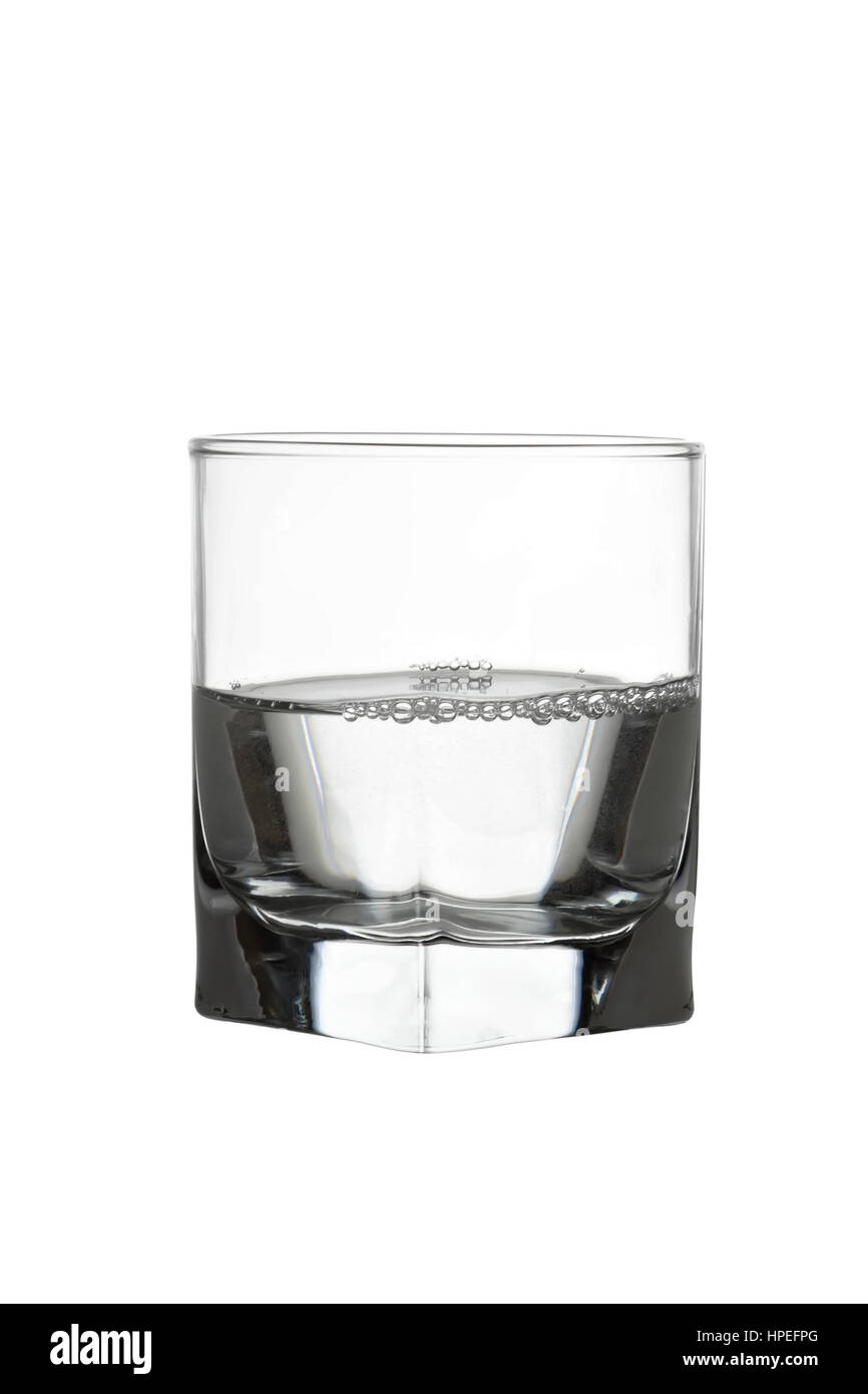 Acqua in vetro con aria bubles isolato su bianco Foto Stock