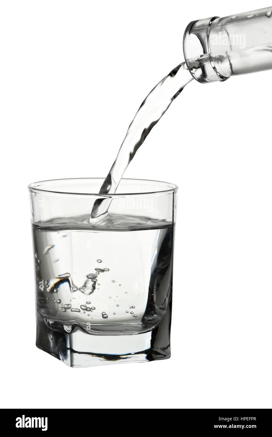 Acqua versando in vetro trasparente isolato su bianco Foto Stock