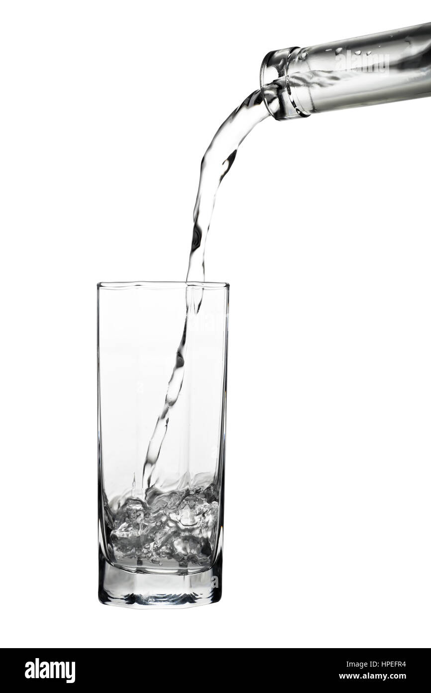 Versare acqua in bottiglia isolato su sfondo bianco Foto Stock
