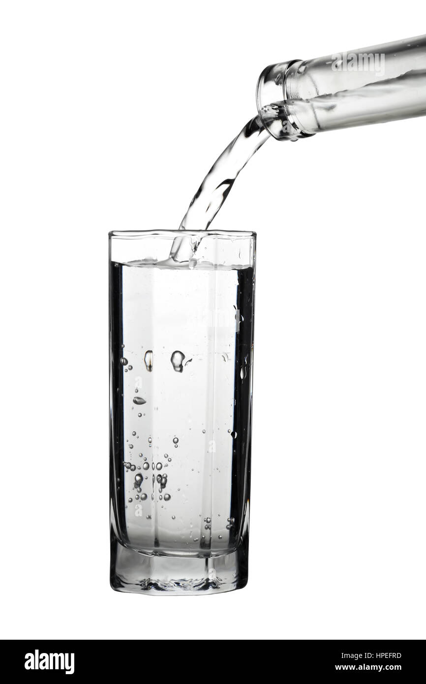 Versare acqua in bottiglia isolato su sfondo bianco Foto Stock