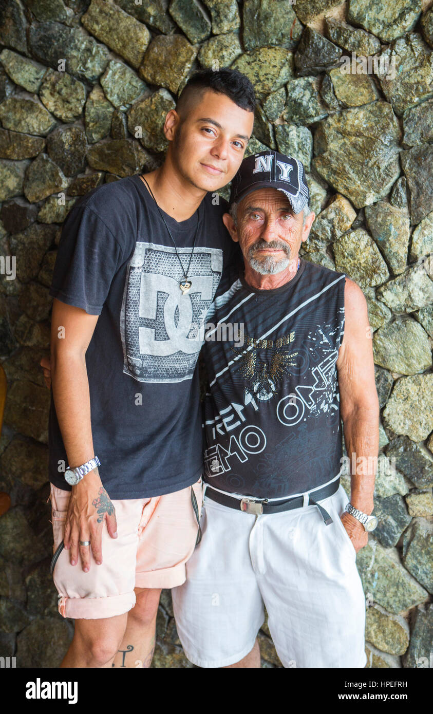 Ritratto di amici, Liam Duran (28) e Juani Santos (64) in Matanzas, Cuba. Vi è una grande differenza di età tra di loro, ma essi ottenere lungo la grande, essere Foto Stock