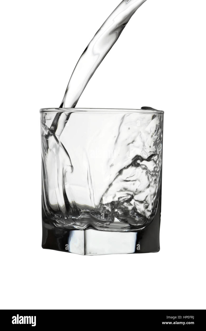 Acqua versando in vetro trasparente isolato su bianco Foto Stock