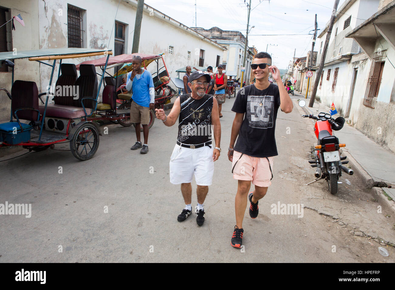 Liam (28) è la visita al suo amico Juani (64) nella sua città natale in Matanzas, Cuba per il fine settimana e non tutti l'uomo della roba - raffreddamento a casa, goin Foto Stock