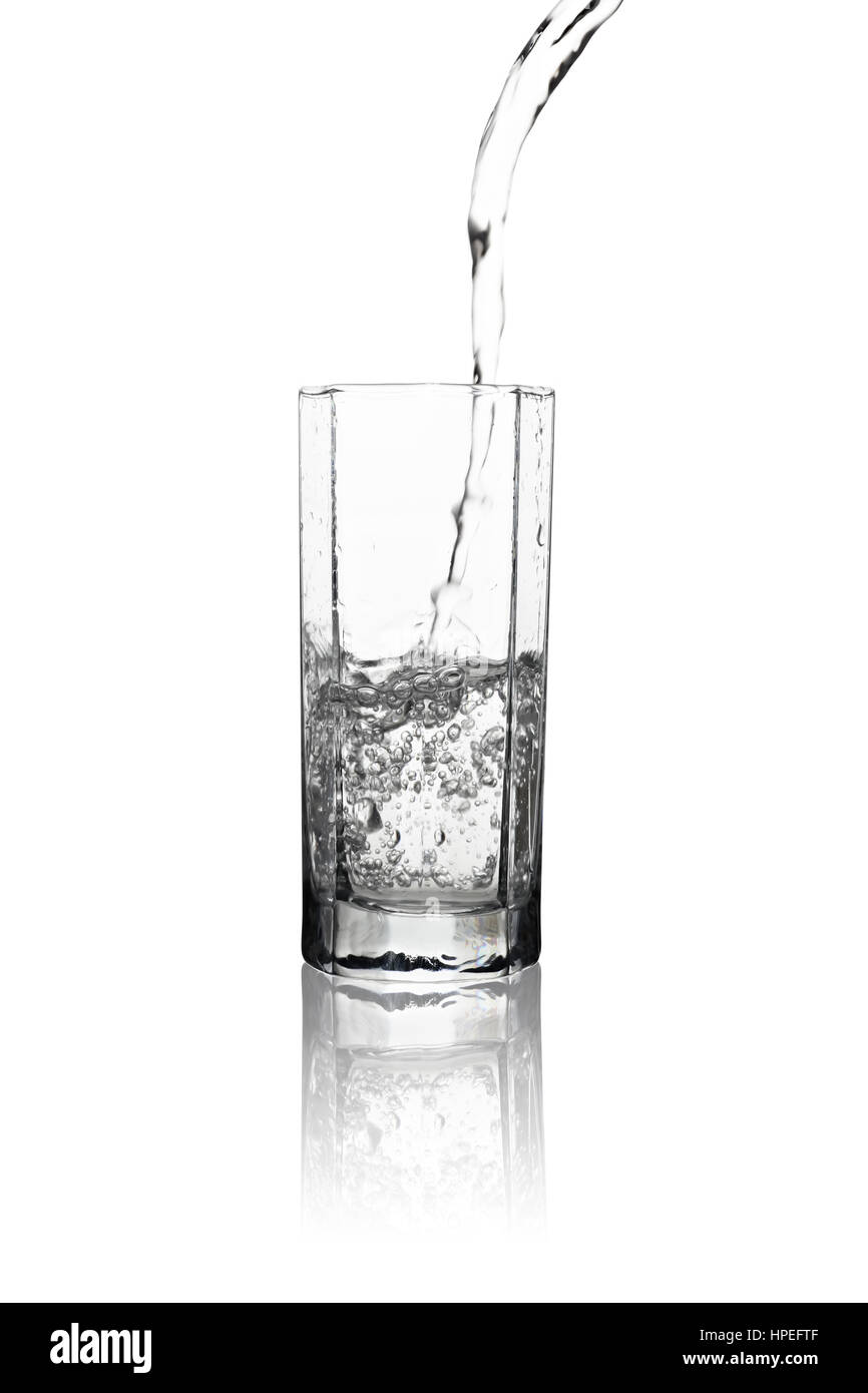 Le bolle di aria in acqua con la sua riflessione isolati su sfondo bianco Foto Stock
