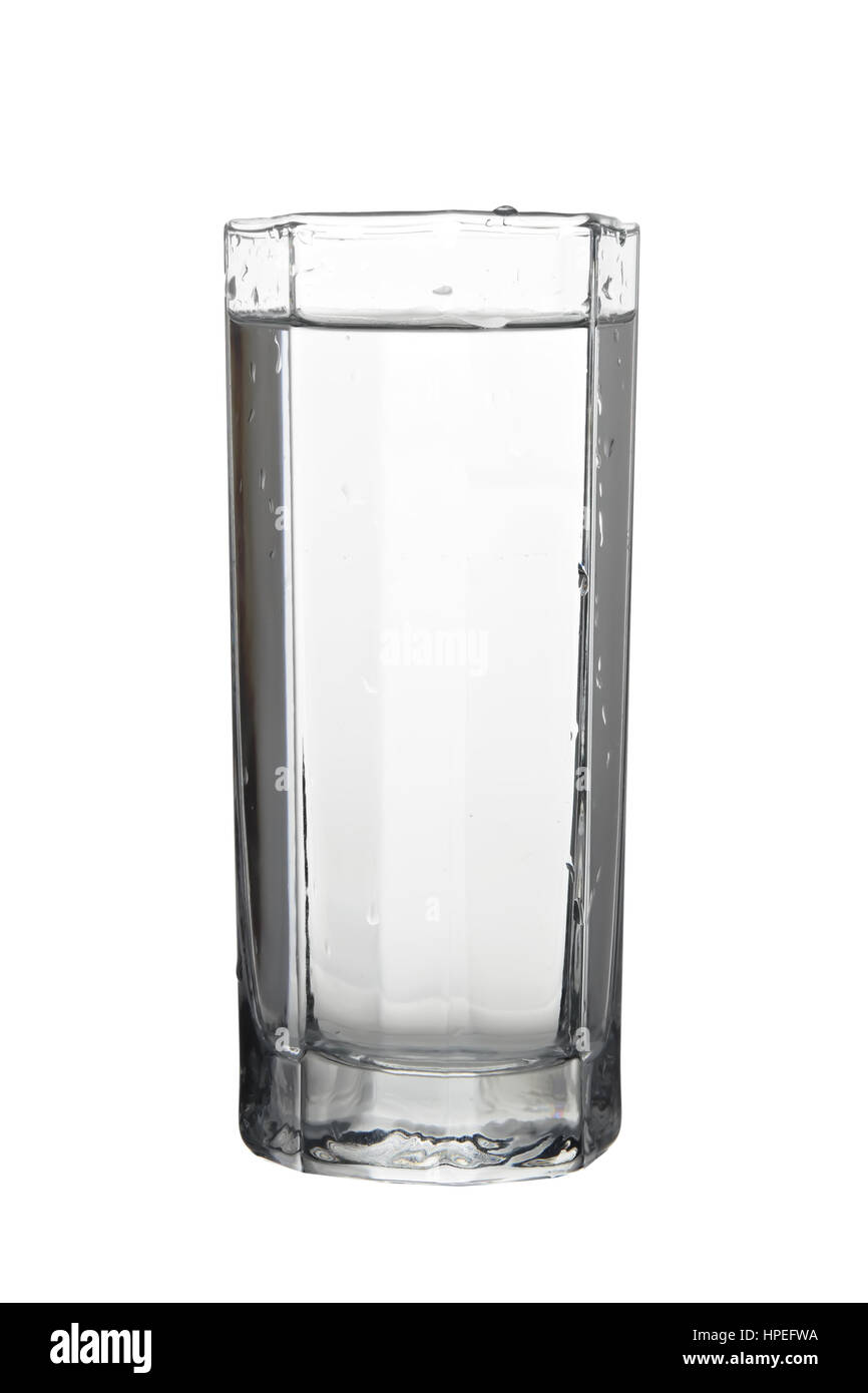 Di acqua in un bicchiere alto isolato su sfondo bianco Foto Stock