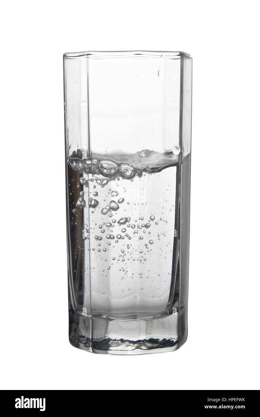 Acqua con bolle di aria in un bicchiere alto isolato su bianco Foto Stock