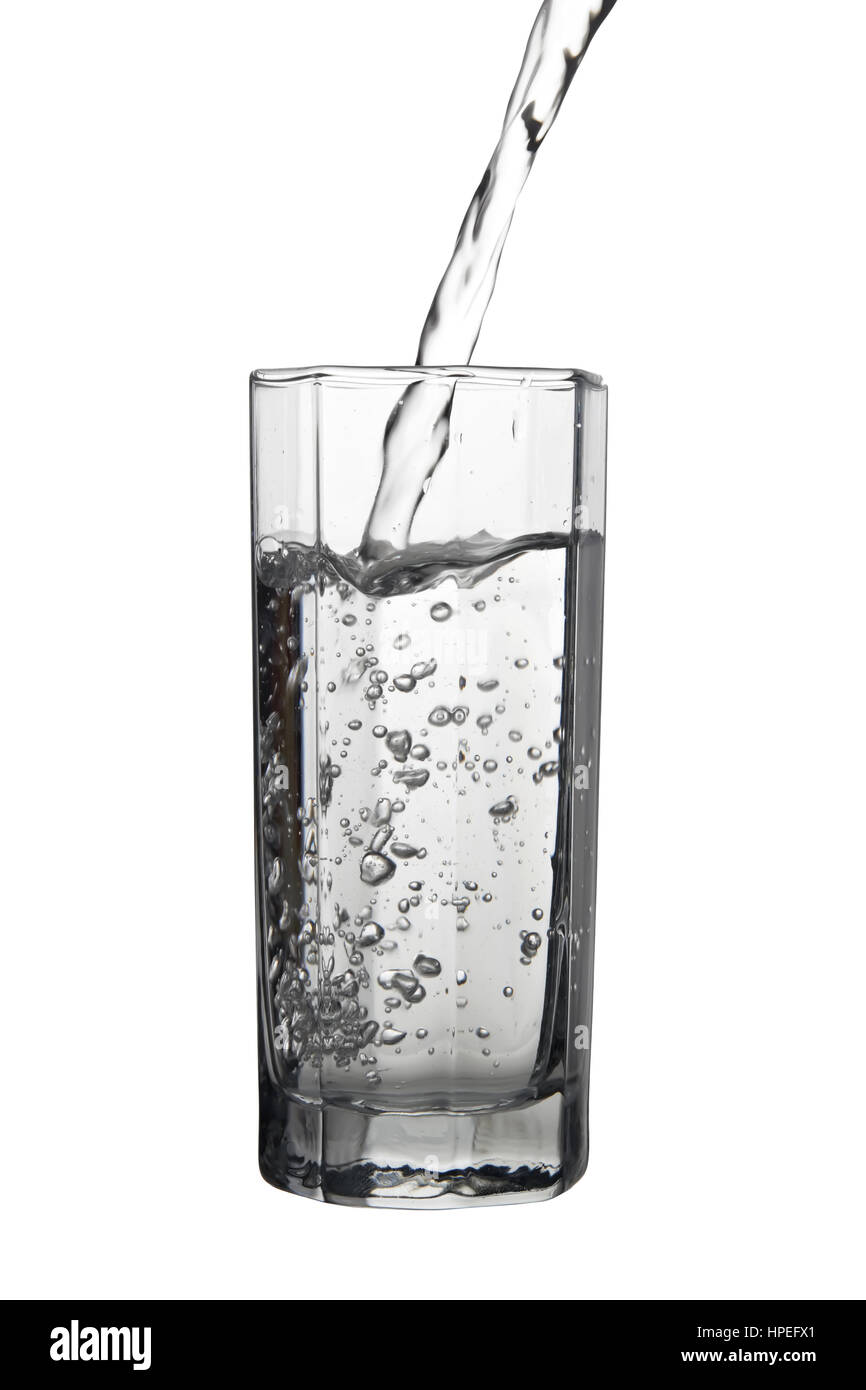 Acqua versando in vetro, con bolle di aria nell'acqua closeup isolati su sfondo bianco Foto Stock