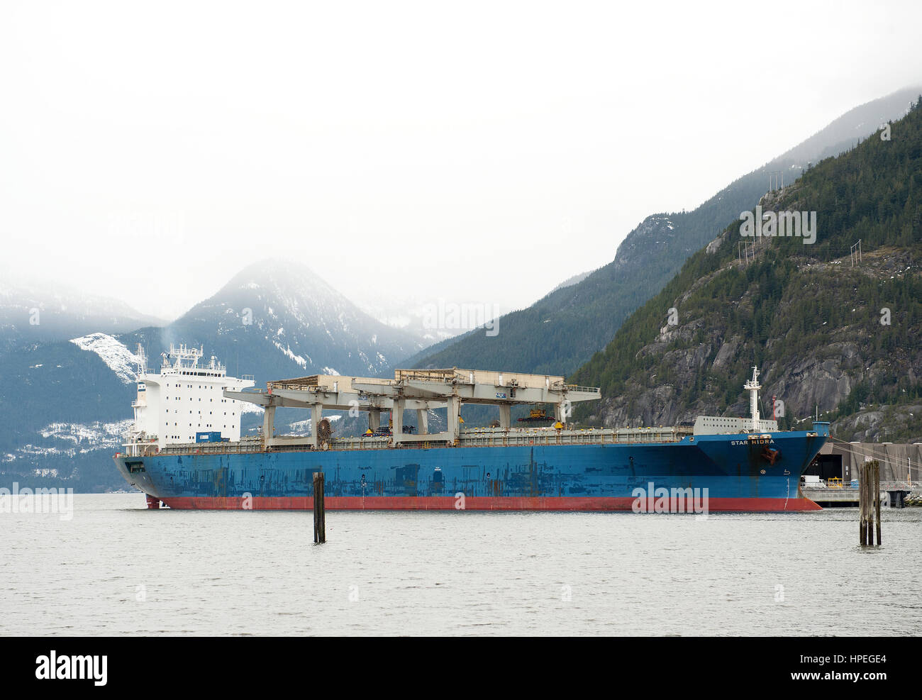 La stella di idratazione ormeggiato a Squamish terminali di porta di carico in Howe suoni. Squamish BC, Canada. Foto Stock